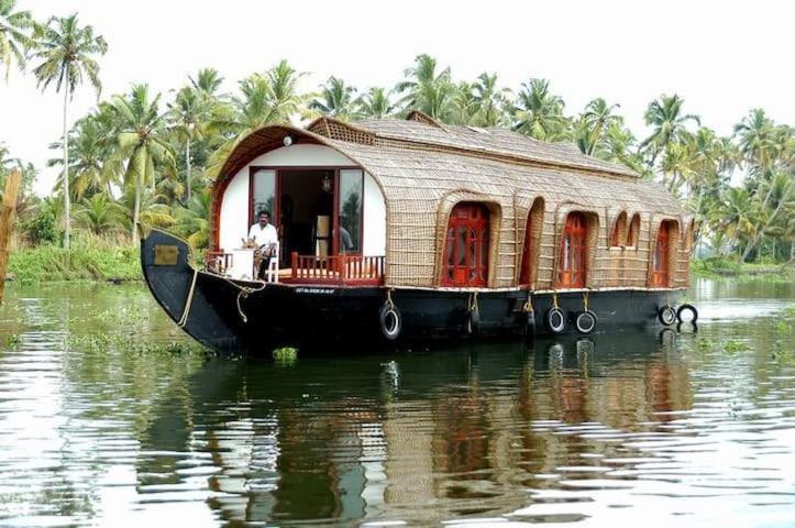ホテルAqua Jumbo Houseboats クマラコム エクステリア 写真